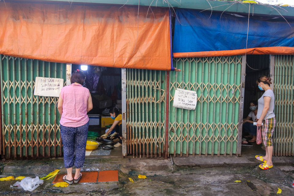Các khu 'chợ cóc' không được bày bán, nhiều tiểu thương đã chọn phương án lui vào trong nhà. (Ảnh: Minh Sơn/Vietnam+)