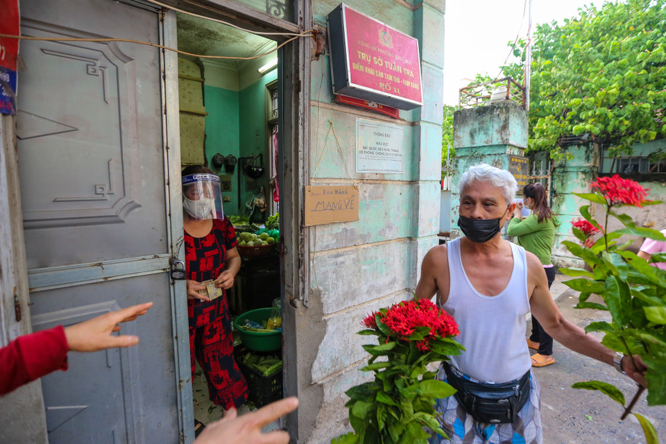 Một tiểu thương tại quận Cầu Giấy (Hà Nội) lại áp dụng cách bán mang về hoặc giao hàng tận nhà. (Ảnh: Minh Sơn/Vietnam+)