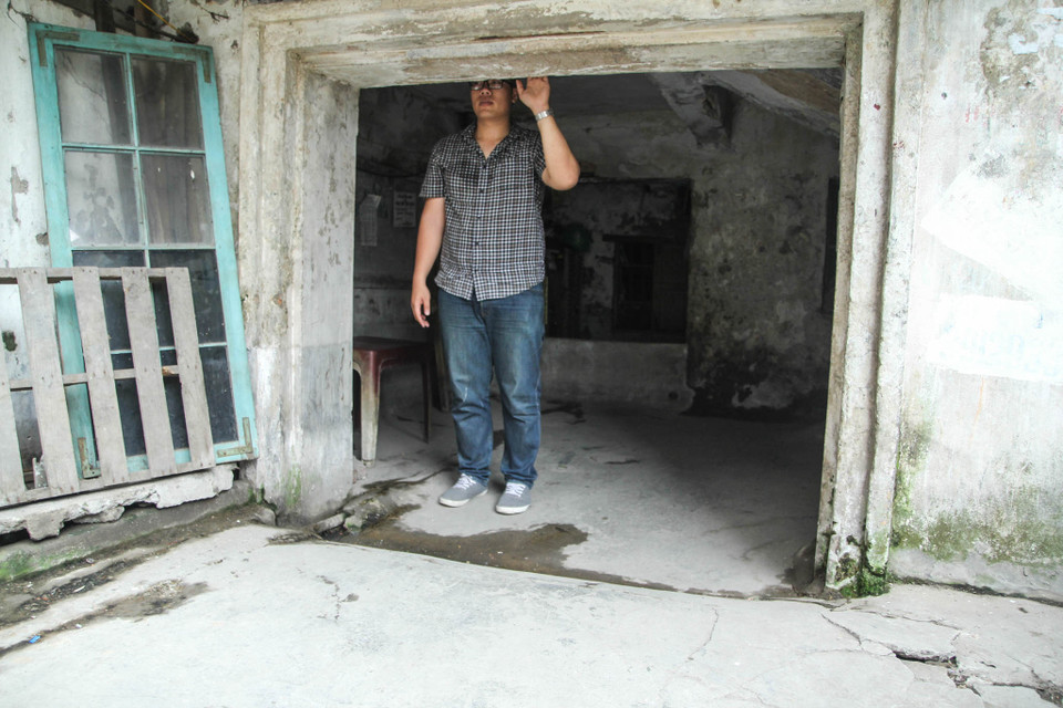 Hầu hết, nền nhà của nhiều hộ gia đình khác ở tầng 1 khu tập thể C5 đều thấp hơn mặt đường từ 70cm đến cả hơn 1 mét, cứ mỗi lần mưa là ngập. (Ảnh: Minh Sơn/Vietnam+)