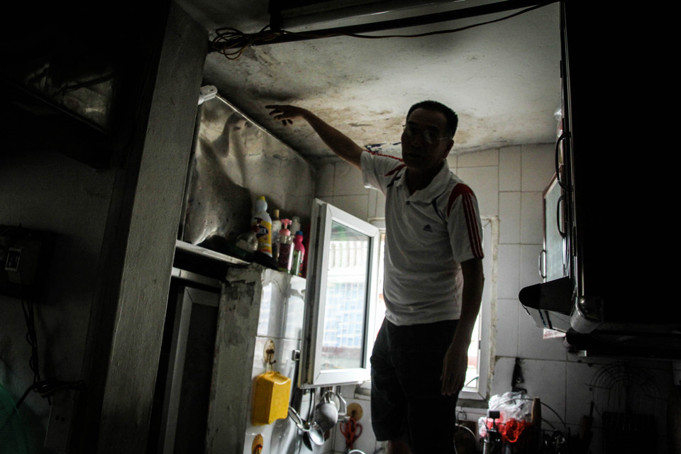 Ông Trần Duy Hùng, 67 tuổi, tổ trưởng tổ dân phố số 9 khu C5 tập thể Quỳnh Mai cho biết: ‘Tuy có nhà bếp nhưng toàn phải đun nấu ngoài hè vì tầng trên là nhà vệ sinh, nếu như có ai xả nước thì bên dưới sẽ hứng chịu toàn bộ.’ (Ảnh: Minh Sơn/Vietnam+) 