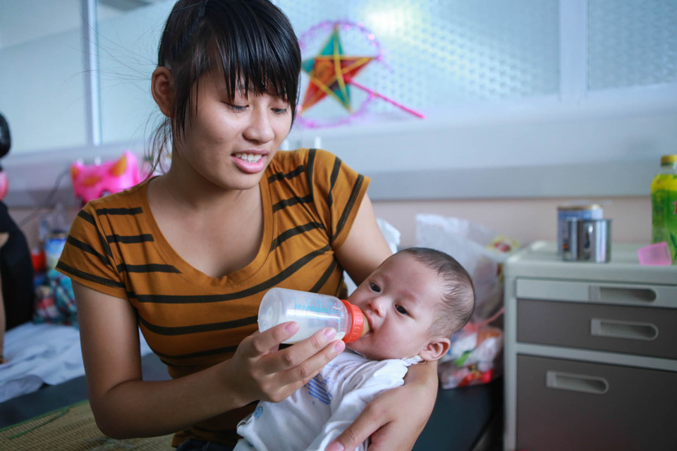 Bệnh viện Nhi Trung ương là một trong những nơi được tập đoàn đặc biệt quan tâm vì có rất nhiều bệnh nhi đang được điều trị tại đây, các bé không được đón một các Tết Trung thu trọn vẹn như bao đứa trẻ khác. (Ảnh: Minh Sơn/Vietnam+)