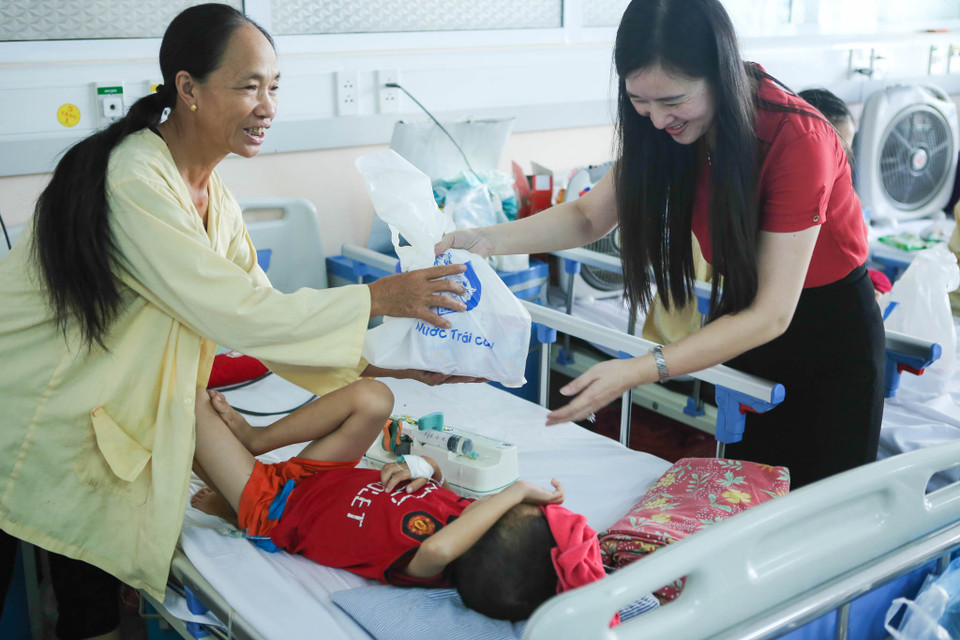 Đây là hoạt động ý nghĩa của tập đoàn nằm trong kế hoạch trao hơn 3.000 suất quà cho các cháu thiếu niên nhi đồng trên cả nước nhân dịp Tết Trung thu 2015. (Ảnh: Minh Sơn/Vietnam+)