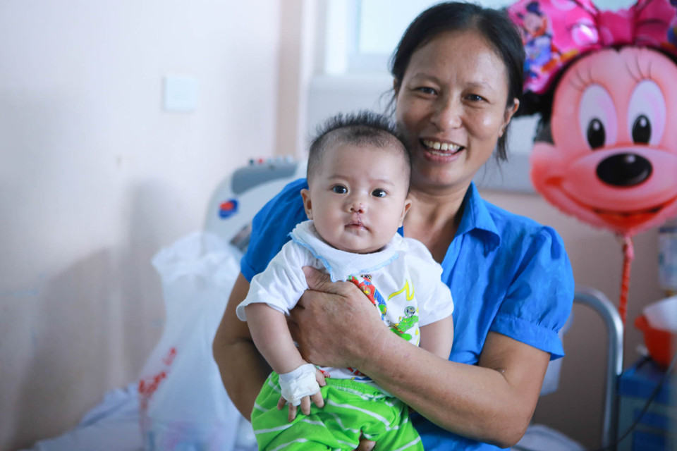 Niềm vui của các gia đình bệnh nhi khi được nhận những món quà từ Tập đoàn Hương Sen. (Ảnh: Minh Sơn/Vietnam+)