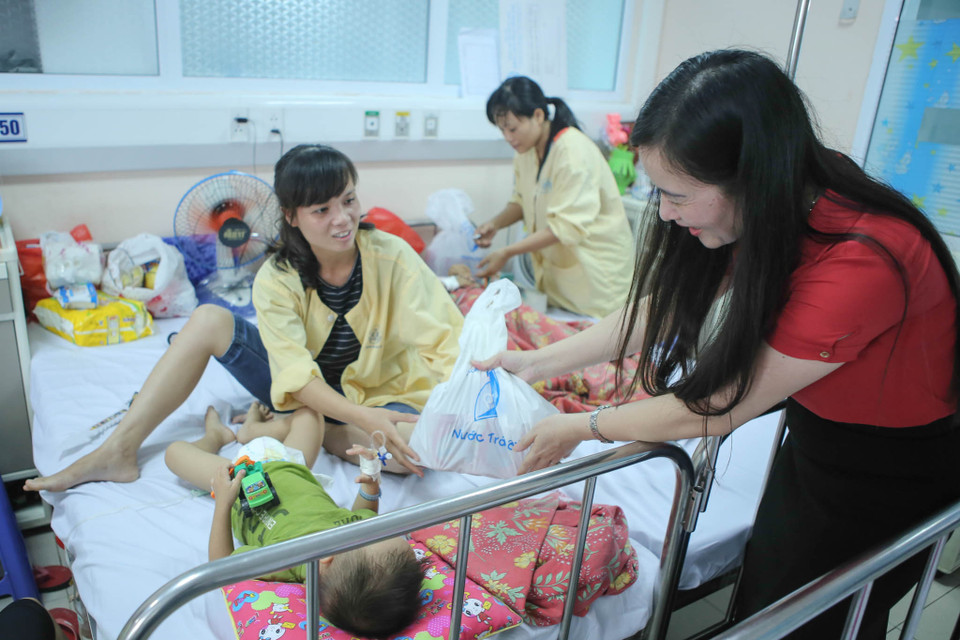 Trong thời gian tới, hàng nghìn suất quà khác cũng sẽ được gửi tận tay các em thiếu nhi tại các xã nghèo thuộc tỉnh Thái Bình. (Ảnh: Minh Sơn/Vietnam+)