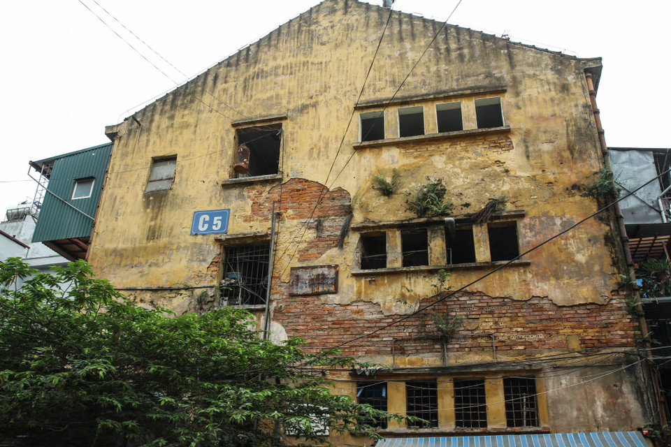 Từ nhiều năm nay, hơn 400 người dân đang phải ‘nín thở’ sống trong khu tập thể C5 Quỳnh Mai (Hai Bà Trưng, Hà Nội) bởi nơi đây đang bị xuống cấp nghiêm trọng. (Ảnh: Minh Sơn/Vietnam+)