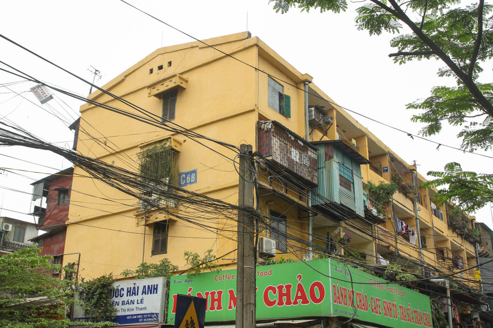 Khu tập thể C6 ngay bên cạnh lại mới và sạch sẽ gấp nhiều lần so với ‘người hàng xóm’ C5. (Ảnh: Minh Sơn/Vietnam+)