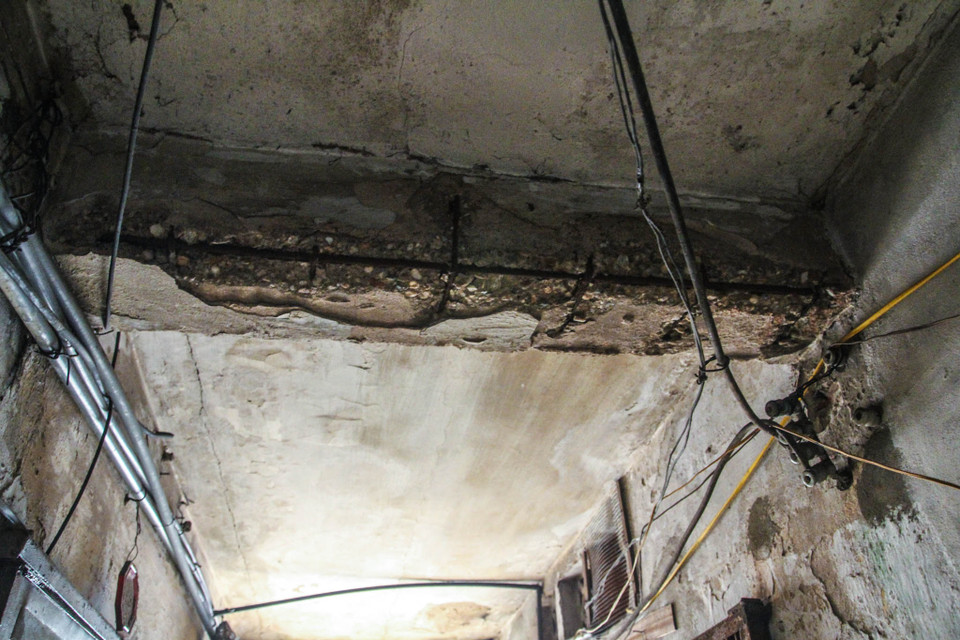 Nhà được xây dựng từ những năm 60 của thế kỷ trước và chưa từng một lần được sửa chữa. Trần nhà tróc vữa trơ cả lõi thép bên trong. (Ảnh: Minh Sơn/Vietnam+)