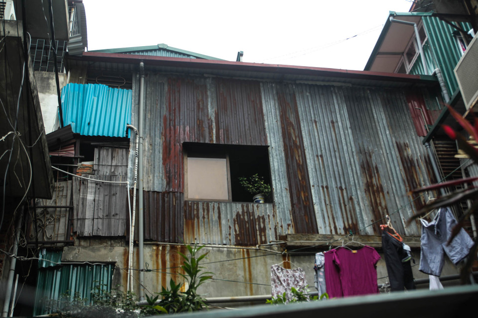 Nhiều gia đình với hàng chục nhân khẩu phải cơi nới thêm diện tích để ở, phần diện tích này cũng đã xuống cấp khiến khu tập thể vốn đã già nua này xấu xí hơn và phải chịu thêm những 'gánh nặng' trên mình. (Ảnh: Minh Sơn/Vietnam+)