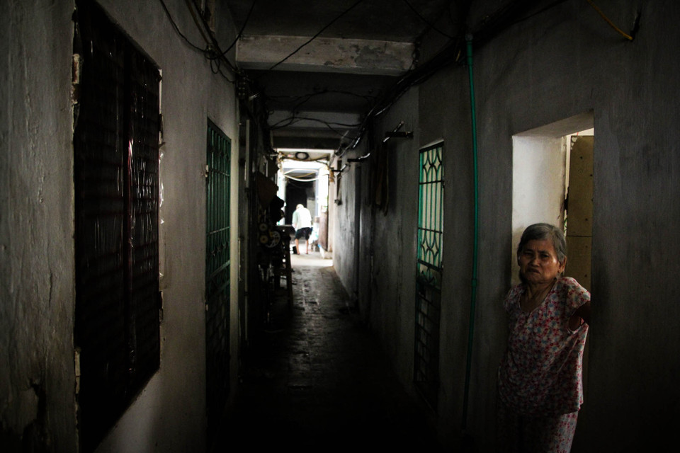 Nhà bị nghiêng lún, trong nhà ẩm thấp tối tăm ảnh hưởng không nhỏ tới cuộc sống của những người dân. (Ảnh: Minh Sơn/Vietnam+)