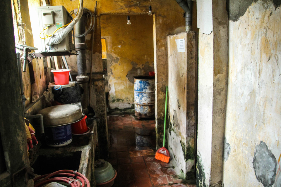 Nhà vệ sinh chật chội, tuy được lau dọn thường xuyên nhưng vẫn hôi hám, bẩn thỉu vì liên tục bị ngấm nước từ nhà vệ sinh tầng trên xuống. (Ảnh: Minh Sơn/Vietnam+)