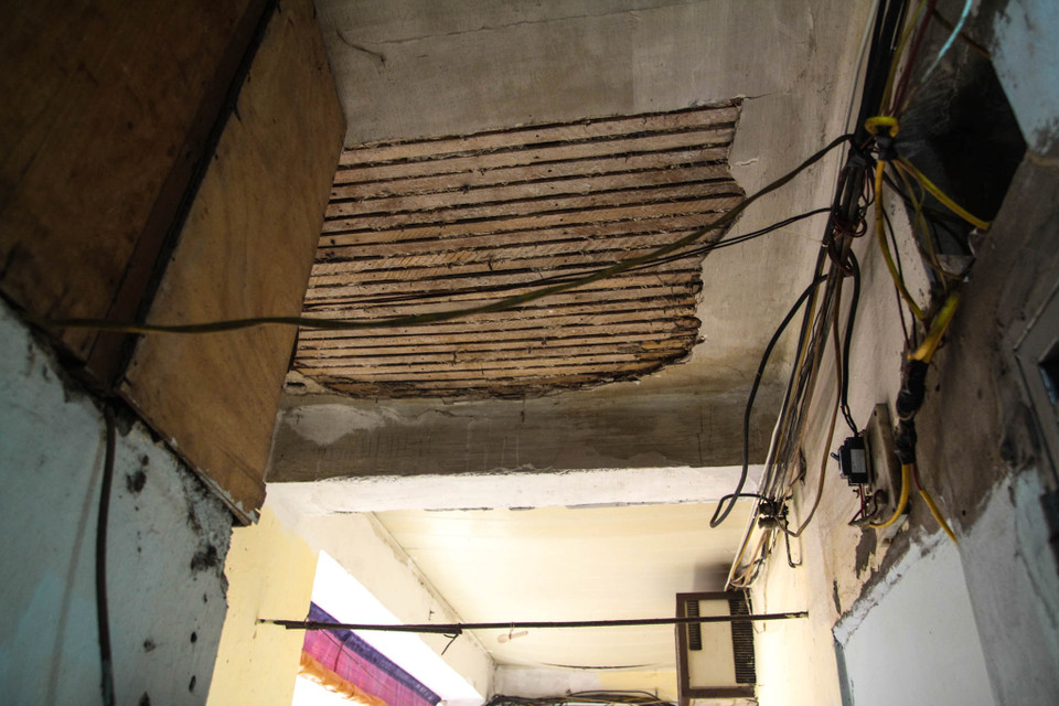 Trần nhà nhiều nơi bong tróc khiến người dân mỗi khi qua đây phải ôm đầu sợ sập xuống. (Ảnh: Minh Sơn/Vietnam+)