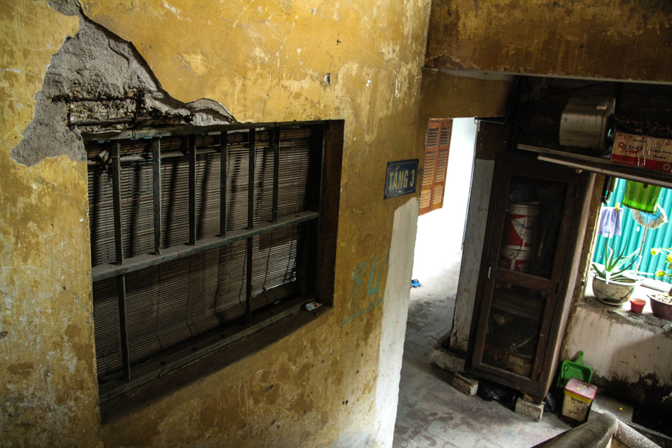Những mảng tường nứt toác, loang lổ, chỉ cần cào nhẹ là từng mảng vữa rơi lả tả. (Ảnh: Minh Sơn/Vietnam+)