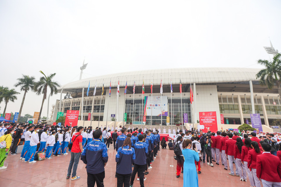 Sáng 11/5, lễ thượng cờ các đoàn thể thao tham dự SEA Games 31 đã được diễn ra tại khu vực khán đài B, Khu Liên hợp thể thao quốc gia Mỹ Đình, Hà Nội. (Ảnh: Minh Sơn/Vietnam+)