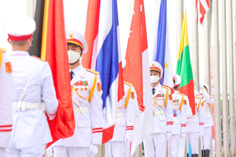 Cờ của từng nước sẽ được kéo lên cùng với quốc thiều, thể hiện ngày hội lớn của thể thao khu vực đã bắt đầu. (Ảnh: Minh Sơn/Vietnam+)