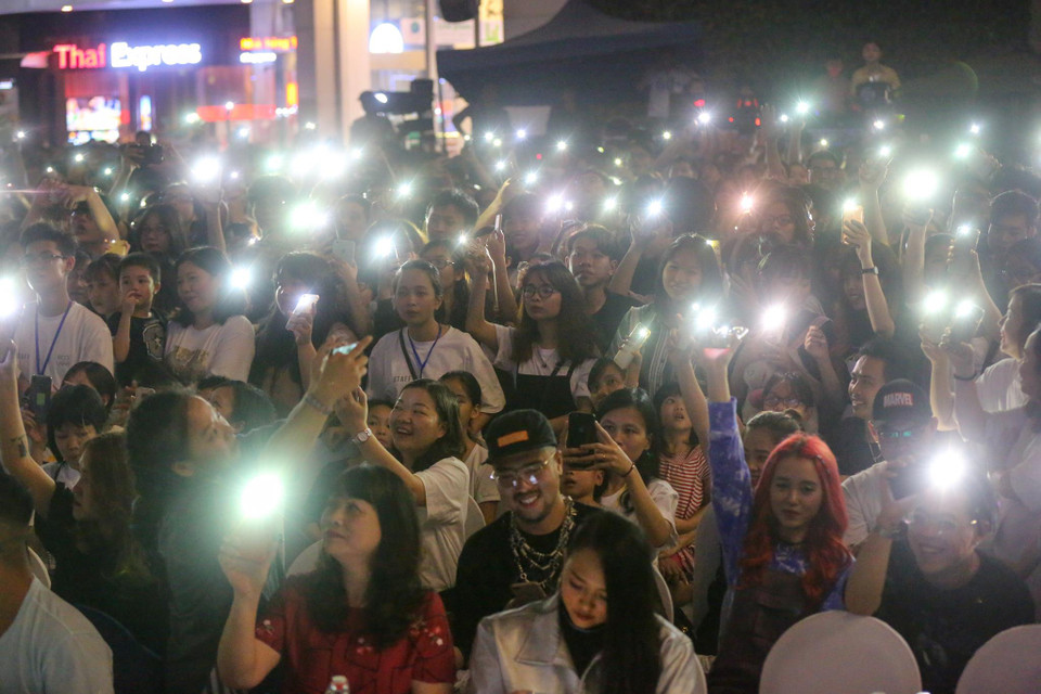 Tối ngày Chủ nhật cuối cùng của tháng Ba theo thông lệ hàng năm đã diễn ra chương trình Giờ Trái đất. (Ảnh: Quang Sỹ/Vietnam+)