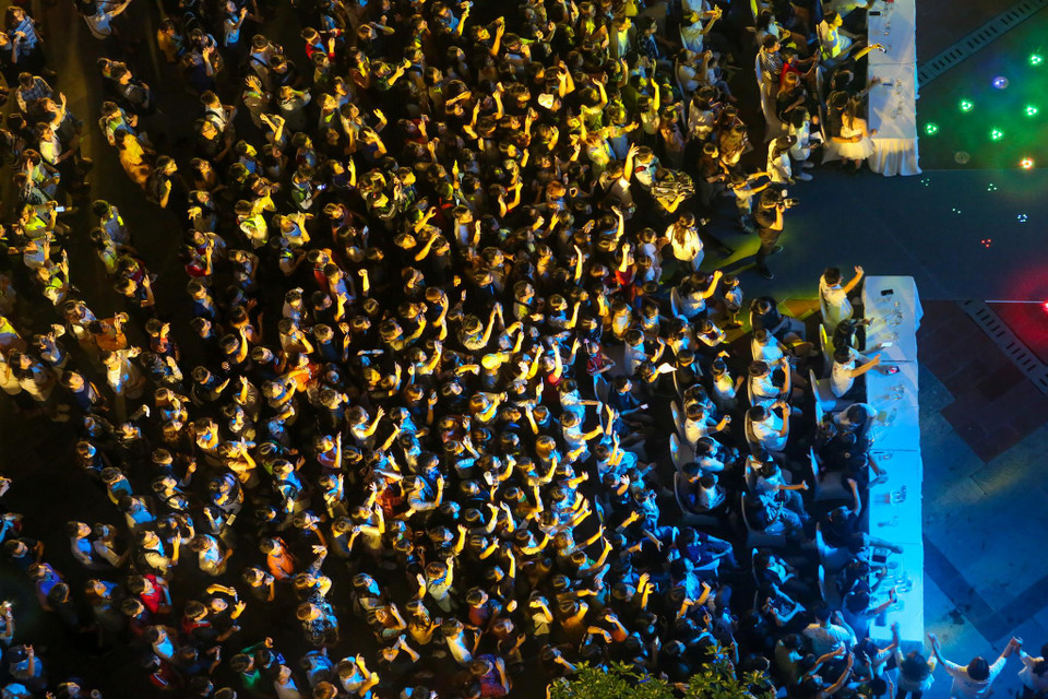 Rất đông các bạn trẻ đã hưởng ứng sự kiện. (Ảnh: Quang Sỹ/Vietnam+)