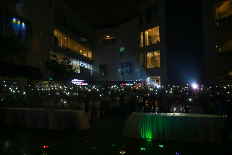 Khoảnh khắc hệ thống đèn tại một trung tâm thương mại vụt tắt, hàng ngàn bạn trẻ đã òa lên vui sướng. (Ảnh: Quang Sỹ/Vietnam+)