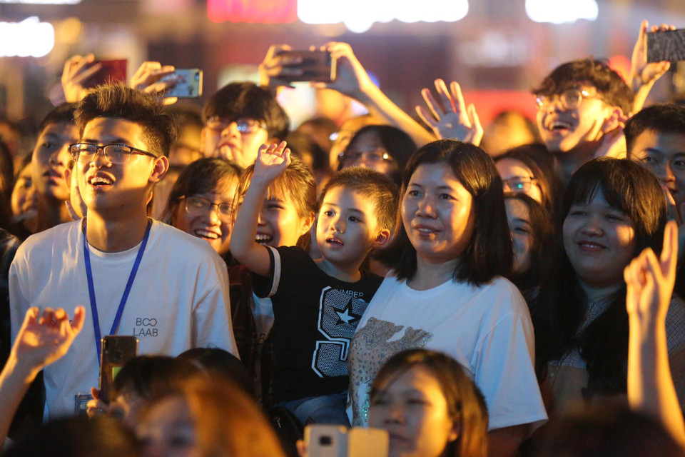 Nhiều em nhỏ được cha mẹ đưa đến tham dự chương trình. (Ảnh: Quang Sỹ/Vietnam+)