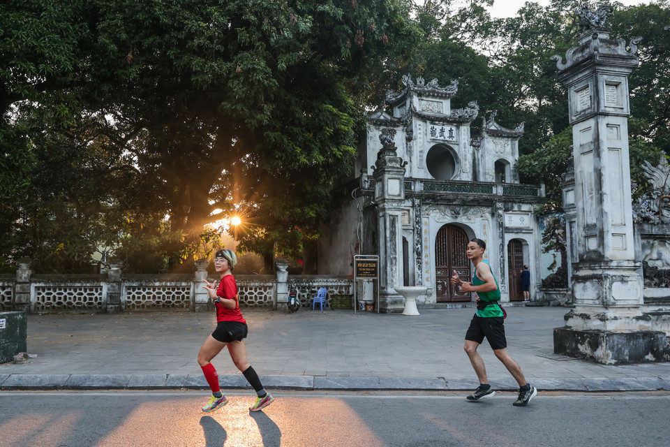 Ban tổ chức sẽ trao giải thưởng đặc biệt gồm tiền mặt và cúp 'Bước Chạy Vàng' cho vận động viên phá được Kỷ lục Quốc gia, với kỳ vọng kỷ lục quốc gia mới sẽ sớm được thiết lập, đưa thành tích marathon của Việt Nam tiệm cận với khu vực và thế giới. (Ảnh: Minh Sơn/Vietnam+)