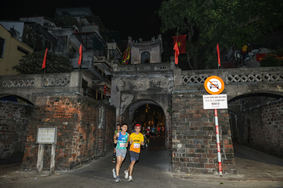 Xuất phát từ Hồ Hoàn Kiếm, các vận động viên sẽ chạy qua những góc phố cổ kính, các danh thắng lịch sử như Hồ Tây, Ô Quan Chưởng, Văn Miếu – Quốc Tử Giám…. (Ảnh: Minh Sơn/Vietnam+)