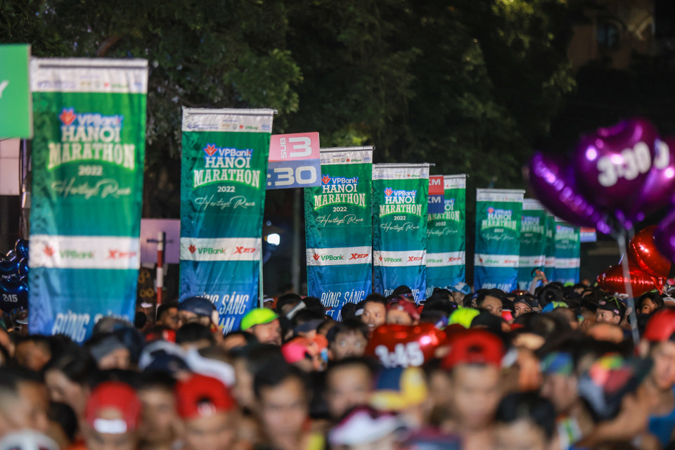 Theo thống kê từ ban tổ chức, đã có hơn 10.000 vận động viên đăng ký tham gia, trong đó có tới 3.000 vận động viên quyết tâm chinh phục cự ly 42 km và đây hiện đang là giải chạy có số lượng vận động viên tham dự cự ly 42 km lớn nhất Việt Nam. (Ảnh: Minh Sơn/Vietnam+)