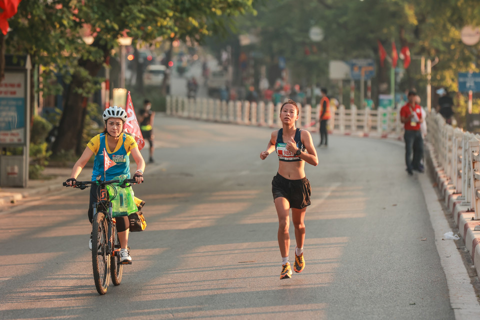 'Để có được đường chạy đặc trưng đậm chất di sản, kết nối các danh thắng nổi tiếng, mang những nét đẹp văn hóa phố phường và giao thông đặc sắc của Thủ đô, qua hơn 80 phố cổ, chúng tôi đã phải nghiên cứu phương án trong nhiều tháng với hàng trăm lần kiểm tra đường cũng như họp bàn với các cơ quan chức năng để đưa ra phương án đảm bảo sự an toàn và thông suốt giao thông của thành phố,' Phó Giáo sư - Tiến sỹ Nguyễn Trí, Tổng Giám đốc Công ty DHA Việt Nam, thành viên ban tổ chức chia sẻ. (Ảnh: Minh Sơn/Vietnam+)