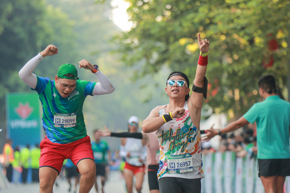 Niềm vui sướng của các vận động viên khi kết thúc quãng đường chạy. (Ảnh: Minh Sơn/Vietnam+)