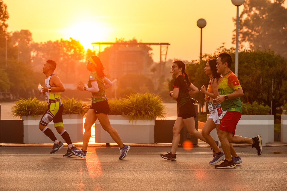 Vượt lên trên một giải marathon thuần túy, VPBank Hanoi Marathon đã trở thành giải chạy biểu tượng của Hà Nội, một ngày hội của giới chạy bộ trong nước và nhiều du khách quốc tế muốn trải nghiệm vẻ đẹp độc đáo của Hà Nội. (Ảnh: Minh Sơn/Vietnam+)