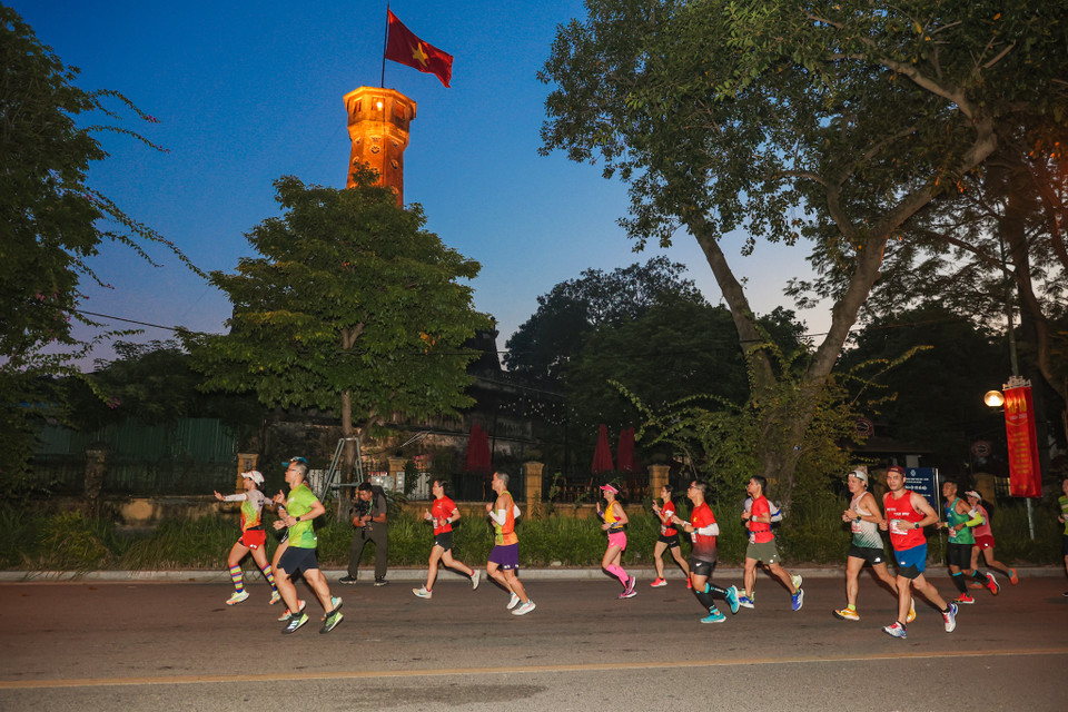 Năm 2022 cũng là năm đầu tên VPBank Hanoi Marathon chính thức được công nhận là giải chạy xác nhận điều kiện để các vận động viên giành quyền đăng ký tham gia Giải vô địch thế giới theo độ tuổi của Abbott World Marathon Majors. (Ảnh: Minh Sơn/Vietnam+)