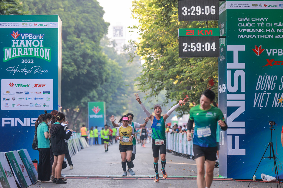 Các vận động viên chinh phục quãng đường chạy của mình. (Ảnh: Minh Sơn/Vietnam+)