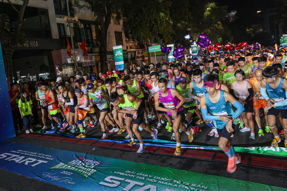 Đúng 4 giờ sáng, hàng ngàn vận động viên đã xuất phát từ quảng trường Đông Kinh Nghĩa Thục bắt đầu chinh phục các quãng đường chạy. (Ảnh: Minh Sơn/Vietnam+)