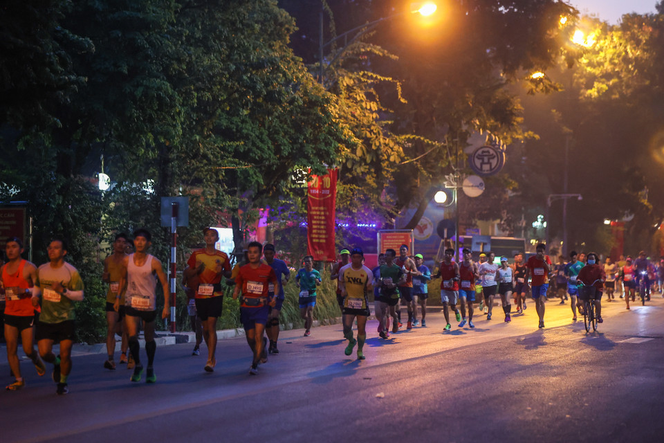 Bên cạnh đó, sánh vai các giải chạy hàng đầu thế giới, tất cả đường chạy của 4 cự ly VPHM 2022 đều được chuẩn hóa theo tiêu chuẩn quốc tế bởi Hiệp hội Marathon Quốc tế (AIMS). (Ảnh: Minh Sơn/Vietnam+)