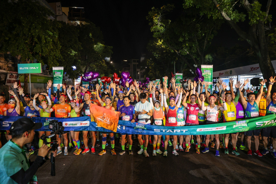 Sáng 16/10, VPBank Hanoi Marathon 2022 (VPHM 2022) - giải chạy marathon quốc tế chính thức của Thành phố Hà Nội đã chính thức khởi tranh. (Ảnh: Minh Sơn/Vietnam+)