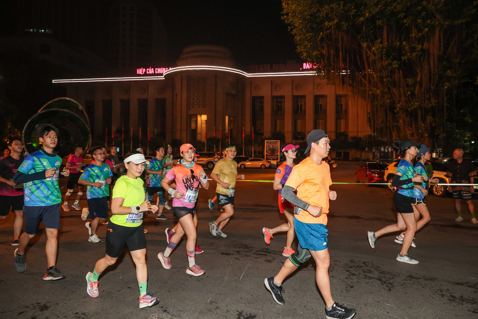 Các vận động viên cũng sẽ chinh phục quãng đường chạy trên những đại lộ thênh thang đi qua các công trình biểu tượng mới của Thủ đô. (Ảnh: Minh Sơn/Vietnam+)