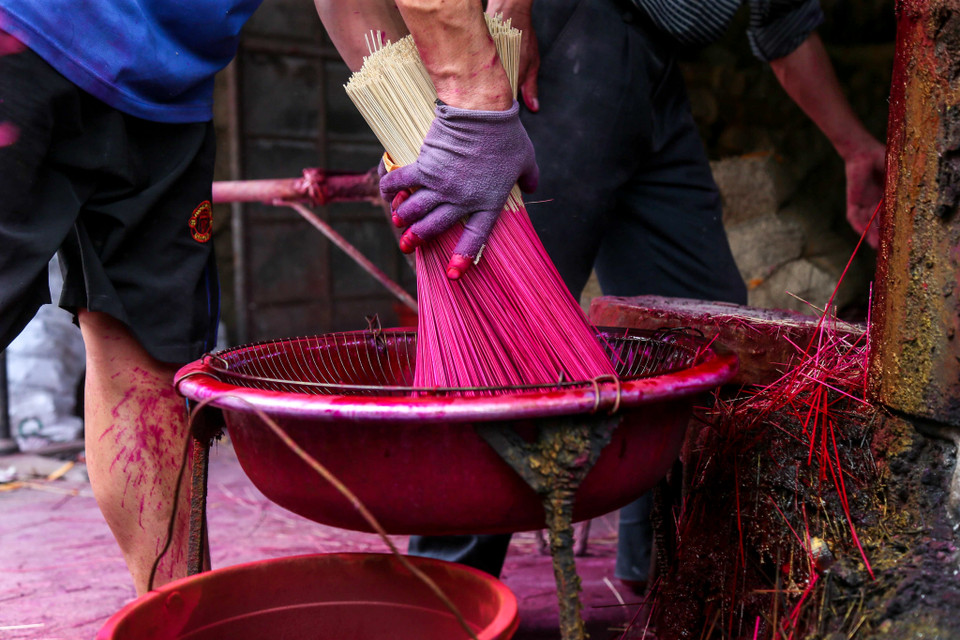 Tăm hương Quảng Phú Cầu đã có mặt khắp các tỉnh, thành trong nước, và bán ra nước ngoài, như: Ấn Độ, Trung Quốc, Malaysia… (Ảnh:Vietnam+)