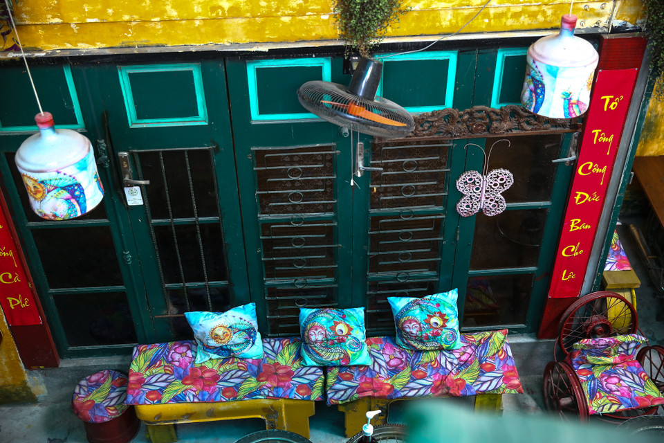 Theo chủ quán, rác thải là nguồn nguyên liệu quá dồi dào. Và, quan trọng nhất chính là ý tưởng và công sức đi tìm kiếm phế liệu, để biến những vật bỏ đi trở thành những thứ làm đẹp thêm cho cuộc sống. (Ảnh: Vietnam+)