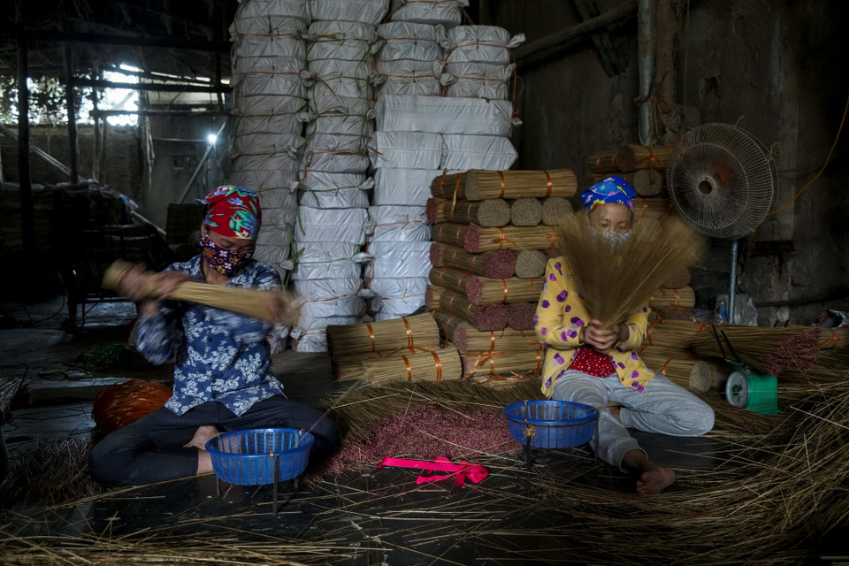 Đầu tiên, vầu được pha thanh, sấy (phơi) khô rồi được đưa vào hệ thống máy chẻ tự động để cho ra những chiếc tăm hương tròn đều tăm tắp. (Ảnh: Vietnam+)