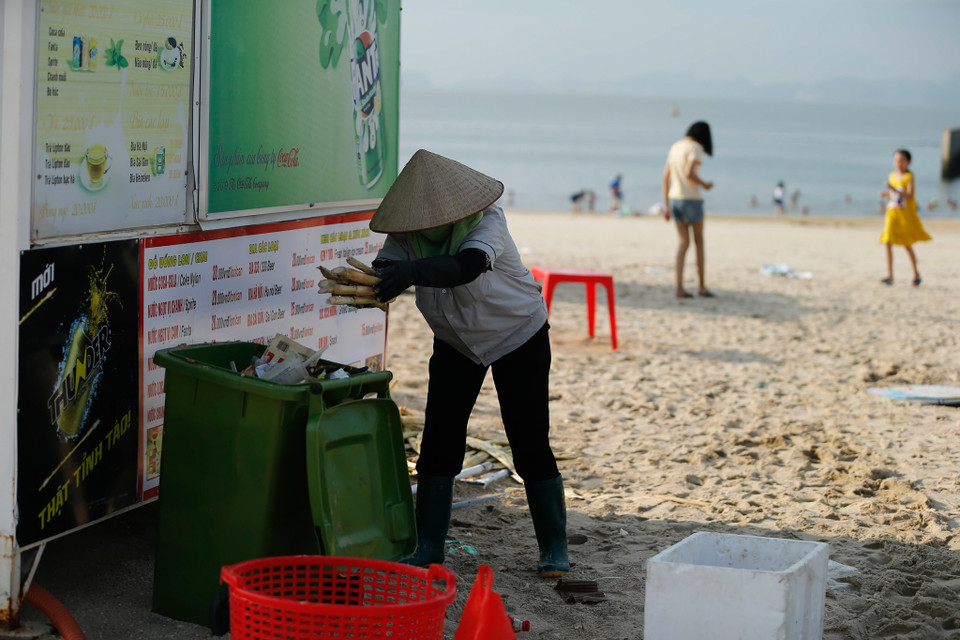 Họ là những con người âm thầm làm sạch bãi biển khi những khách du lịch rời đi. (Ảnh: Vietnam+)