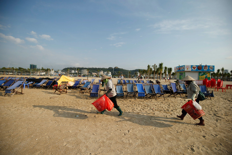 Theo ban quản lý bãi biển, có tới 500 thùng rác được trang bị dọc bãi biển, xếp trải dài theo hàng ghế nghỉ của khách và bám theo đường ven biển. (Ảnh: Vietnam+)