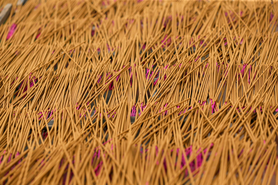 Sản phẩm được bán buôn cho tiểu thương các tỉnh, thành để se hương thành phẩm, phân phối tại các thị trường trong, ngoài nước. (Ảnh:Vietnam+)