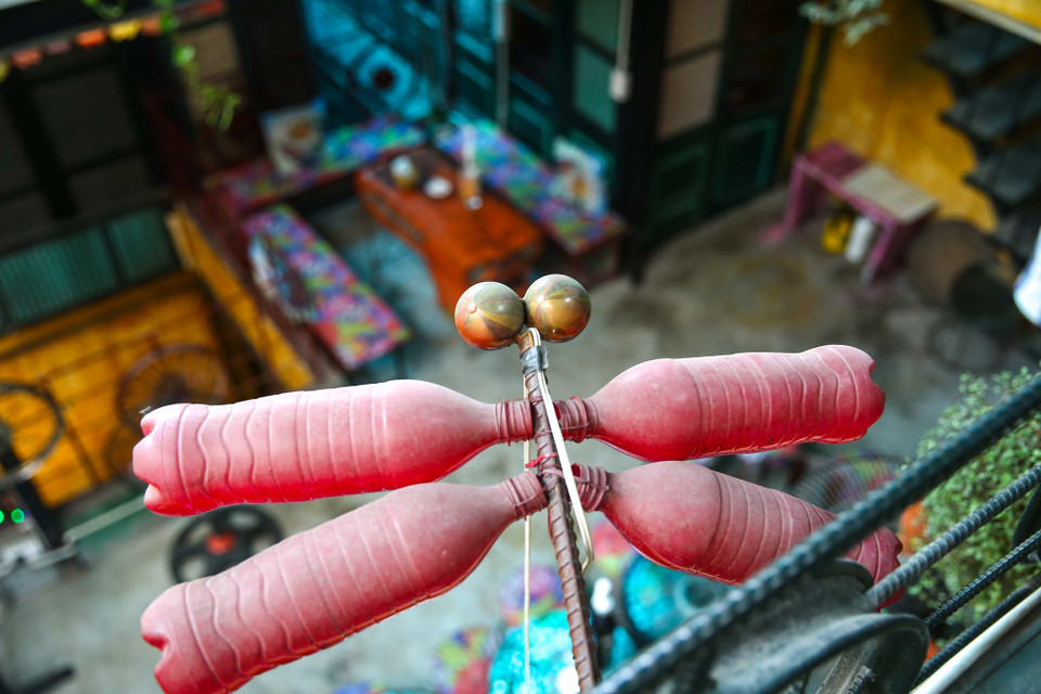 Với tôn chỉ hoạt động "reduce - reuse - recycle" (giảm thiểu - tái sử dụng - tái chế), chủ quán mong rằng nơi đây sẽ đóng góp được phần nào trong việc bảo vệ môi trường, cũng như nâng cao nhận thức cộng đồng, lan tỏa được thông điệp bảo vệ thiên nhiên đến với mọi người. (Ảnh: Vietnam+)