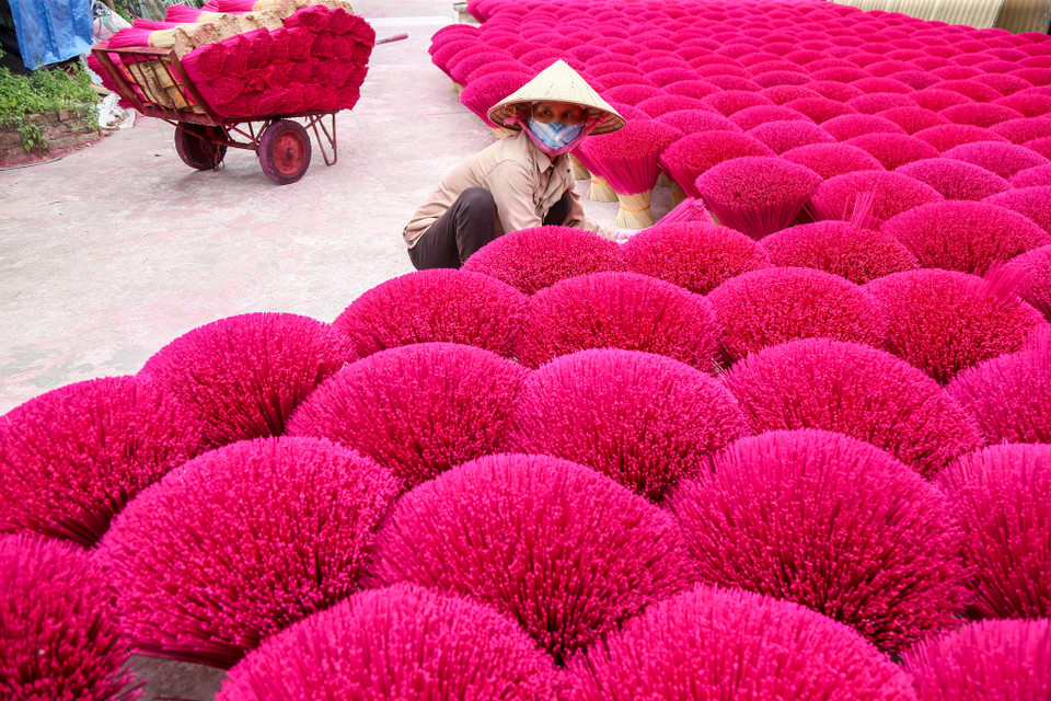 Từ đây, tăm hương tỏa đi khắp các tỉnh, thành trong cả nước và cả được xuất khẩu ra nước ngoài như Ấn Độ, Trung Quốc, Malaysia... (Ảnh: Vietnam+)