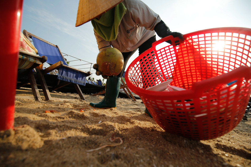 Đặc biệt vào mùa cao điểm, mỗi ngày bãi biển Bãi Cháy đón tiếp hàng chục nghìn người. Nhiều công ty thuê bãi biển làm điểm tổ chức hoạt động team – building hoặc thuê dịch vụ tiệc nướng trên cát. (Ảnh: Vietnam+)