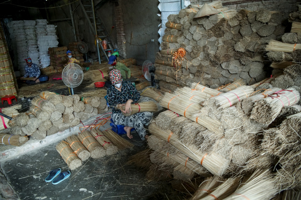 Nguyên liệu để làm tăm là vầu, tre, nứa. Mỗi ngày, xã Quảng Phú Cầu tiêu thụ khoảng 200 tấn vầu từ Lạng Sơn, Bắc Kạn, Thái Nguyên, Thanh Hóa… chuyển về. (Ảnh: Vietnam+)
