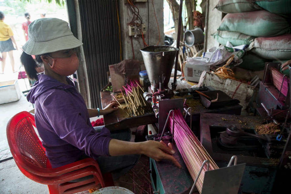 Hiện tại, xã Quảng Phú Cầu cũng có vài hộ se hương tuy nhiên đây là công đoạn khá phức tạp nên người dân chủ yếu tập trung sản xuất sản phẩm thô, rồi cung cấp cho tiểu thương. (Ảnh:Vietnam+)