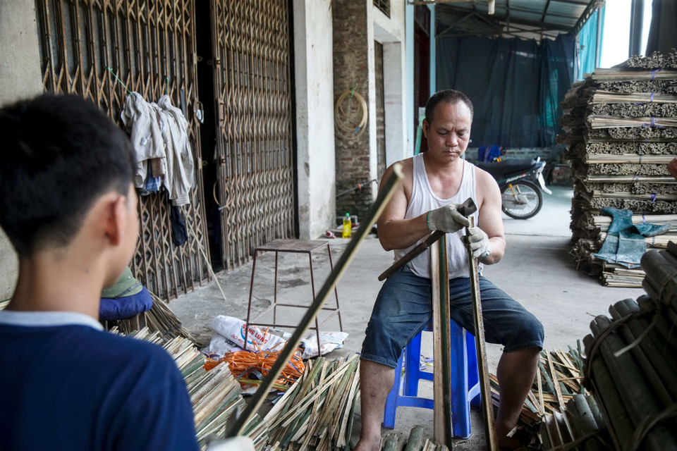 Nghề làm tăm hương cho thu nhập tốt không quá vất vả, lại có thể tranh thủ làm bất cứ khi nào, nên được người dân nơi đây rất quan tâm. (Ảnh:Vietnam+)