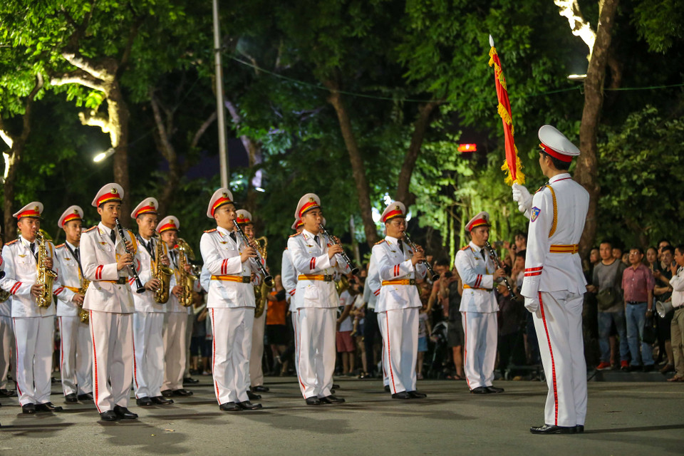 Đây là lần đầu tiên, Đoàn nghi lễ Bộ Công an thực hiện chương trình biểu diễn và diễu hành ở khu vực phố đi bộ hồ Gươm. (Ảnh: Vietnam+)