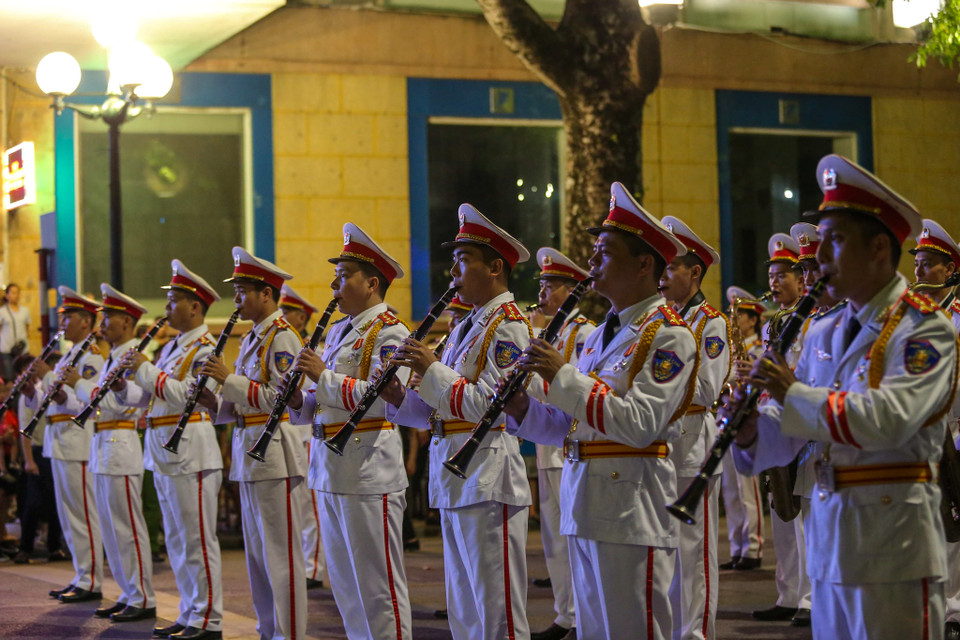 Khi đến một số điểm có quảng trường rộng như khu vực quảng trường Đông Kinh Nghĩa Thục, đoàn dừng lại để thực hiện những tiết mục được dàn dựng công phu. (Ảnh: Vietnam+)