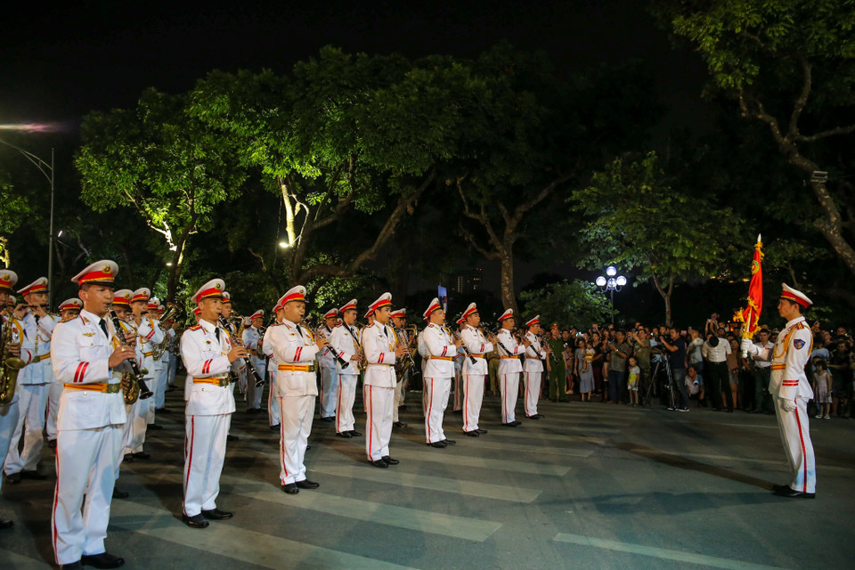 Tối 12/10, tại phố đi bộ Hồ Gươm, các nhạc công của đoàn Nghi lễ Công an nhân dân thuộc Bộ Tư lệnh Cảnh sát cơ động, Bộ Công an biểu diễn, diễu hành phục vụ người dân Thủ đô và du khách thập phương. (Ảnh: Vietnam+)