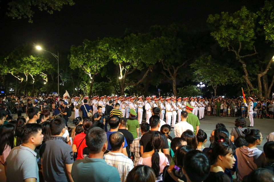 “Chúng tôi cố gắng xây dựng chương trình biểu diễn thật hấp dẫn cả về hình thức và nội dung để phục vụ nhân dân. Các chiến sĩ biểu diễn âm nhạc và thêm những màn múa đẹp mắt”, ông Đỗ Ngọc Anh cho biết. (Ảnh: Vietnam+)